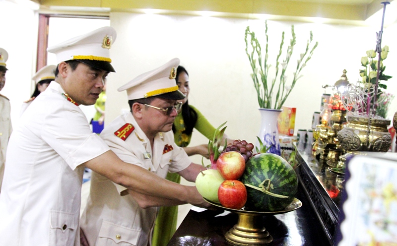 Dâng hương báo công trước anh linh của Người.