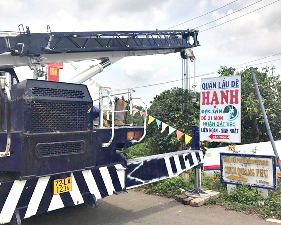 Xe cẩu được điều tới hiện trường kéo xe bồn lên. ẢNH: GIA AN
