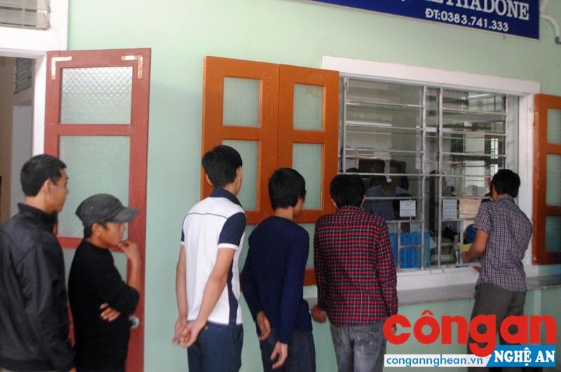 Bệnh nhân có thể nhận thuốc ARV tại các cơ sở phòng khám ở địa phương