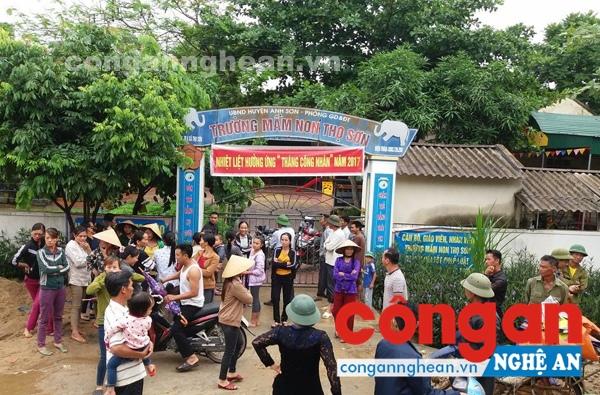 Phụ huynh kéo đến Trường Mầm non xã Thọ Sơn, huyện Anh Sơn để phản đối sự việc (Ảnh chụp ngày 19/5)
