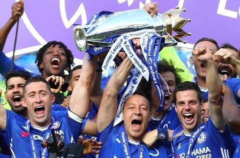 Terry vẫn là người nâng cúp cho Chelsea như những lần trước đây
