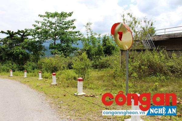 Một gương cầu lồi bị phá hỏng