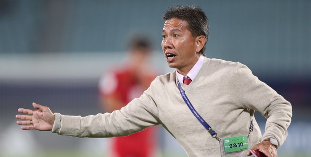 HLV Hoàng Anh Tuấn thường xuyên truyền lửa cho các học trò ngoài đường pitch(Ảnh: FIFA)