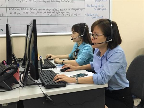 Nhân viên tổng đài tiếp nhận các cuộc gọi đăng ký khám