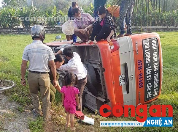 Xe buýt Thạch Thành lật ngày 22/5