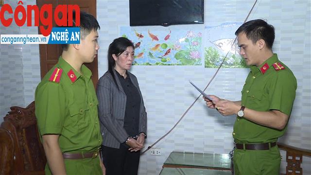 Cơ quan cảnh sát điều tra đọc lệnh bắt và khám xét nơi nở của Thủy