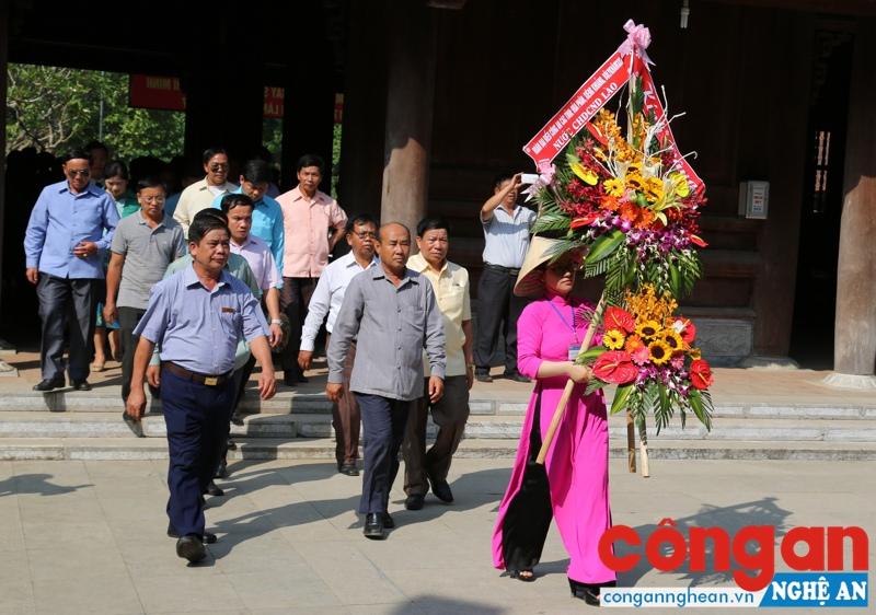 Đoàn đại biểu dâng hoa
