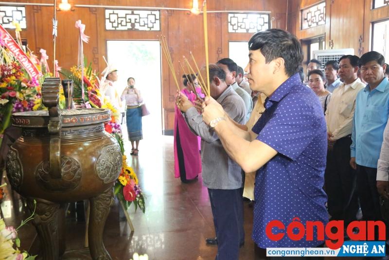 Đoàn đại biểu dâng hương