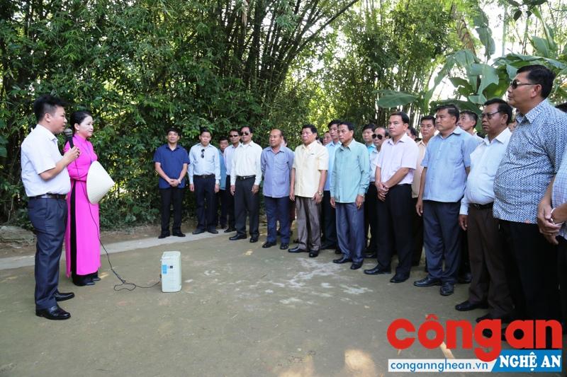 Đoàn nghe giới thiệu về thân thế sự nghiệp Bác Hồ