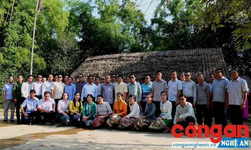 Đoàn chụp hình lưu niệm tại khu di tích
