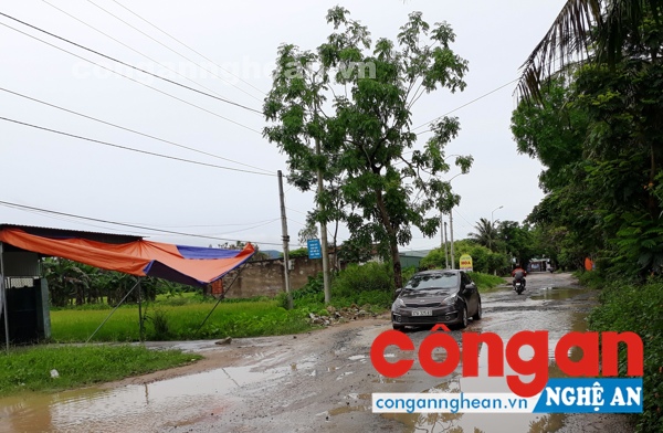 Sau cơn mưa giông, những “ổ voi”, “ổ trâu” tạo thành “ao nước” trên mặt đường