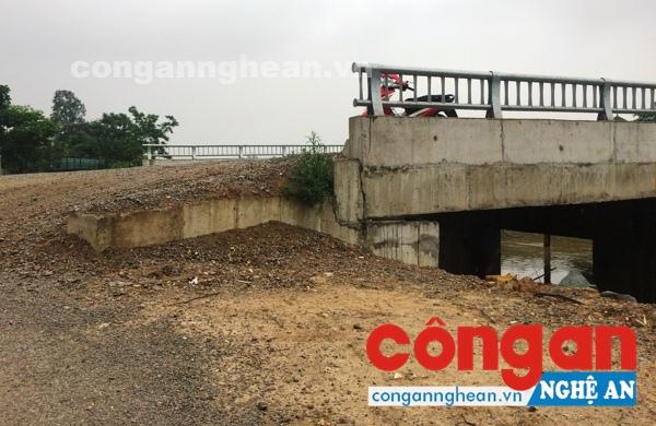 Mố cầu Đen quá cao, rải nhiều đá dăm gây mất an toàn giao thông