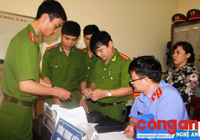 Những nội dung góp ý Dự án Luật sửa đổi, bổ sung một số điều Bộ luật Hình sự nhằm ngăn ngừa việc bỏ lọt tội phạm (Trong ảnh: CBCS Công an huyện Hưng Nguyên kiểm tra tang vật vụ mua bán trái phép chất ma túy) - Ảnh: Mai Hậu