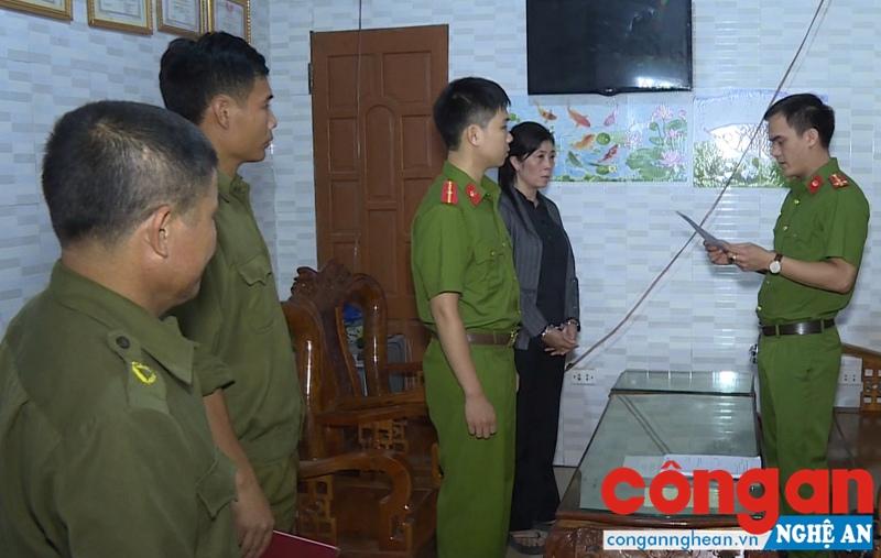 Cơ quan CSĐT đọc lệnh bắt, khám xét khẩn cấp đối với Thuỷ