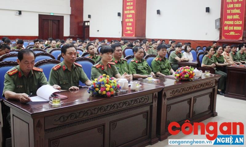 Các đại biểu tham dự lễ bế giảng.