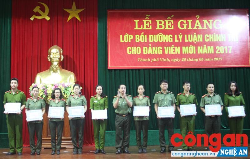 10 đồng chí đã có thành tích xuất sắc trong học tập cũng như tích cực xây dựng lớp học đã được Ban Thường vụ Đảng ủy Công an tỉnh khen thưởng.