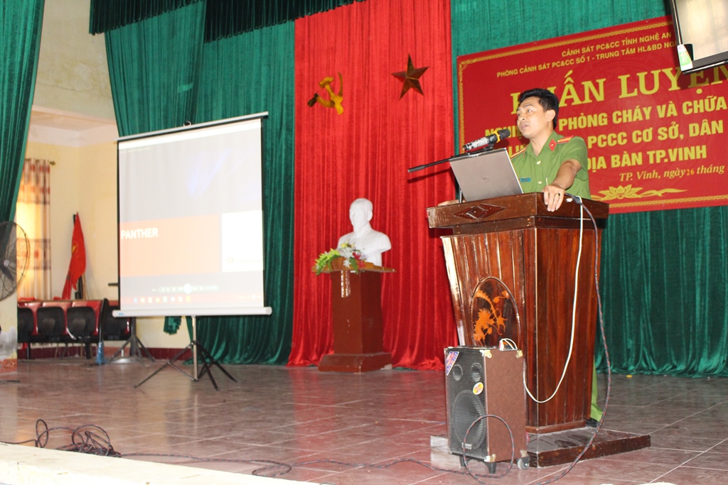 Đồng chí Thiếu tá Trần Nam Giang, Đội trưởng Đội kiểm tra phát biểu khai mạc tại buổi tập huấn