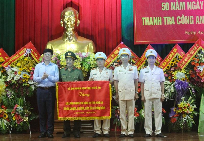 Đồng chí Lê Xuân Đại, Ủy viên BTV Tỉnh ủy, Phó Chủ tịch Thường trực UBND tỉnh trao tặng bức trướng cho lực lượng Thanh tra Công an Nghệ An
