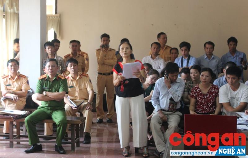 Người đại diện cho lái xe Phan Đình Anh tranh luận tại tòa