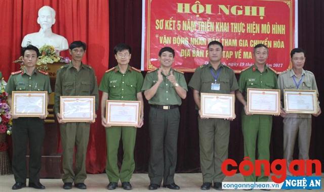 Đồng chí Đại tá Lê Khắc Thuyết, Phó Giám đốc Công an tỉnh tặng Giấy khen của Giám đốc Công an tỉnh cho tập thể và cá nhân có thành tích xuất sắc trong xây dựng mô hình
