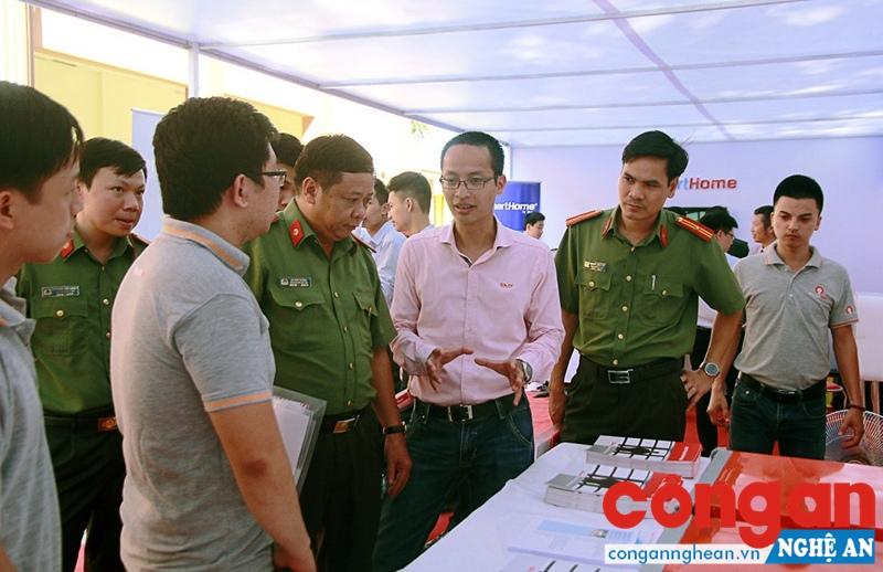 Lực lượng An ninh phối hợp với Công ty Bkav đào tạo về an ninh mạng cho cán bộ, chiến sỹ.