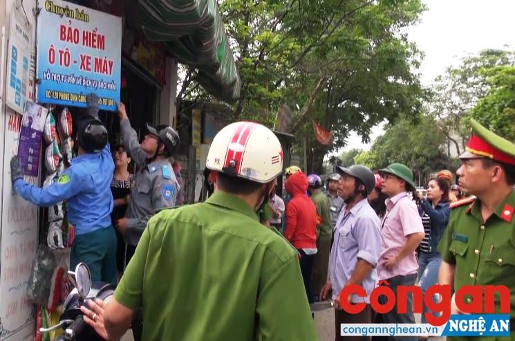 Lực lượng chức năng ra quân giải tỏa vỉa hè đô thị Vinh