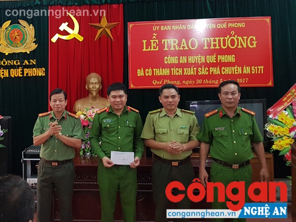 Đại diện Ban quản lý Khu BTTN Pù Hoạt chúc mừng Công an huyện