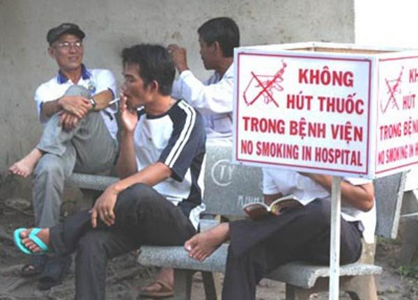 Tình trạng hút thuốc lá còn diễn ra ở nhiều cơ quan, đơn vị, nhất là bệnh nhân tại các cơ sở y tế - Nguồn Internet