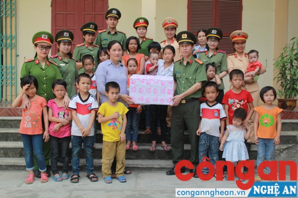  Đại diện lãnh đạo đơn vị cùng cán bộ, chiến sĩ tặng quà tại trung tâm tu viện Trang Nứa