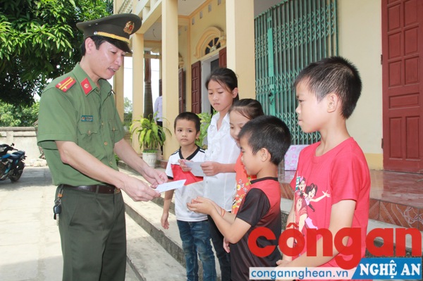 Tặng quà cho các cháu có hoàn cảnh khó khăn vươn lên trong học tập