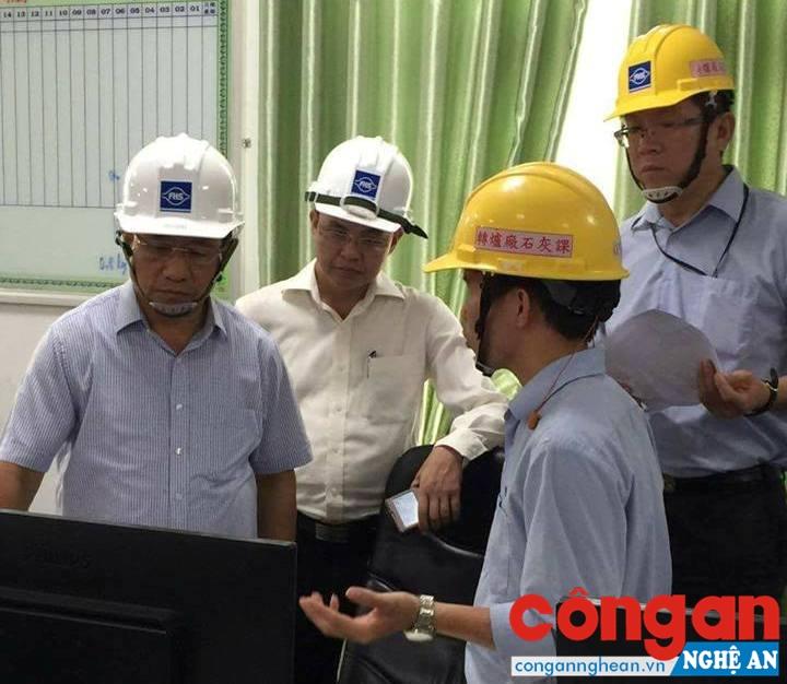 Ngay từ sáng sớm đồng chí Lê Đình Sơn, Bí thư Tỉnh ủy đã có mặt kiểm tra tại hiện trường.