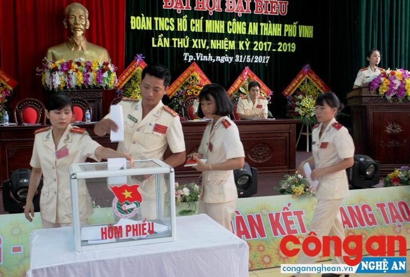 Các đại biểu bỏ phiếu bầu tại Đại hội.