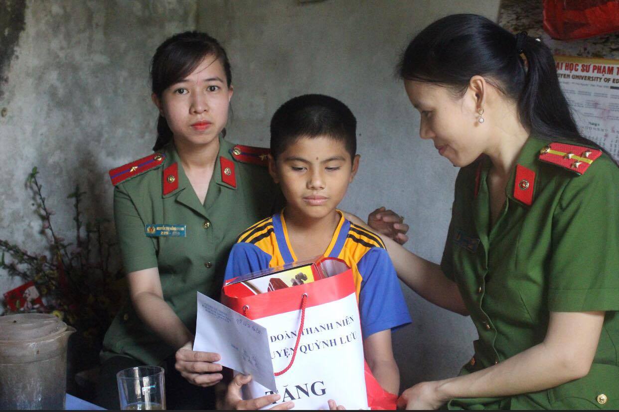 Đoàn thanh niên, Hội phụ nữ Công an huyện Quỳnh Lưu tặng quà cho các em nhỏ có hoàn cảnh khó khăn trên địa bàn