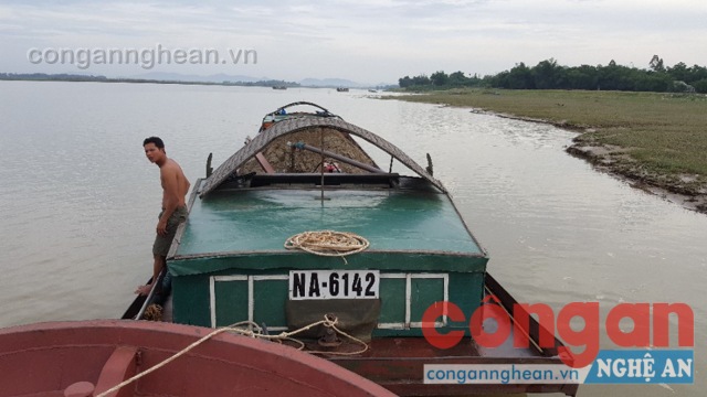 Phương tiện khai thác cát trái phép là những tàu vỏ sắt 