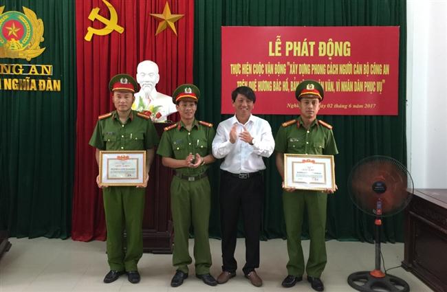 Chủ tịch UBND huyện Nghĩa Đàn tặng Giấy khen cho tập thể Ban chuyên án 0317ĐB