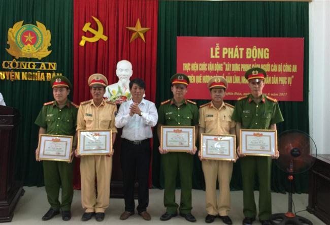 Chủ tịch UBND huyện Nghĩa Đàn tặng Giấy khen cho các cá nhân có thành tích xuất sắc trong đợt cao điểm tấn công truy quét tội phạm trước, trong và sau Tết nguyên đán