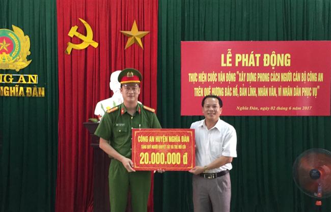Công an huyện Nghĩa Đàn tặng Quỹ người khuyết tật và trẻ mồ côi 20 triệu đồng