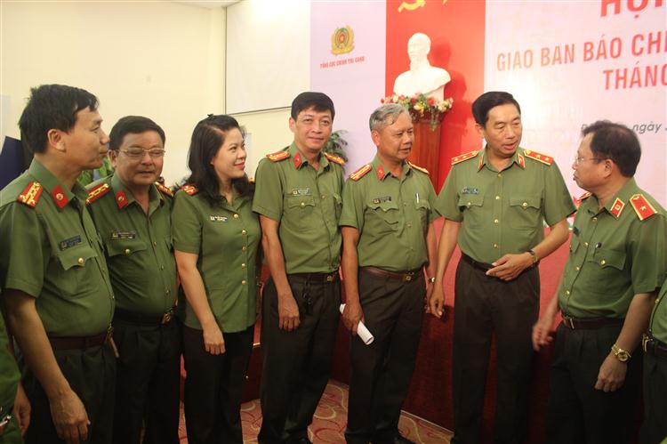 Bên lề hội nghị