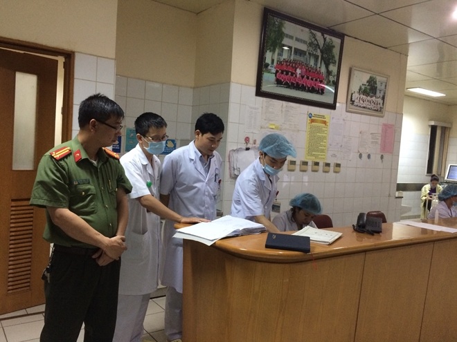 Cán bộ Công an Hòa Bình làm nhiệm vụ tại bệnh viện đa khoa tỉnh Hòa Bình.