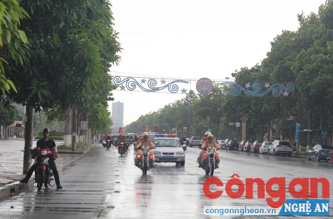  Các lực lượng diễu hành tuyên truyền trên các trục đường chính của TP Vinh.