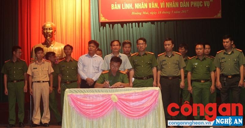 Thời gian qua, Công an TX Hoàng Mai đã triển khai có hiệu quả và đạt nhiều kết quả toàn diện trong xây dựng phong trào toàn dân bảo vệ ANTQ (Trong ảnh: Công an TX Hoàng Mai ký kết thực hiện nội dung Cuộc vận động “Xây dựng phong cách người Công an bản lĩnh, nhân văn, vì nhân dân phục vụ”)