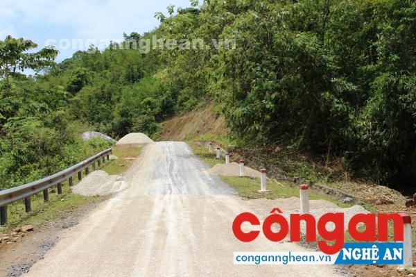  Đơn vị thi công khắc phục các điểm hư hỏng trên tuyến Tỉnh lộ 541