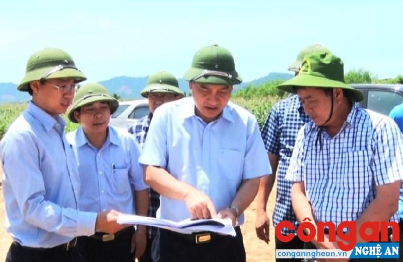 Đồng chí Bí thư Tỉnh ủy kiểm tra thực địa các điểm khai thác cát, sỏi trên địa bàn huyện Tân Kỳ - Ảnh: Phương Hảo