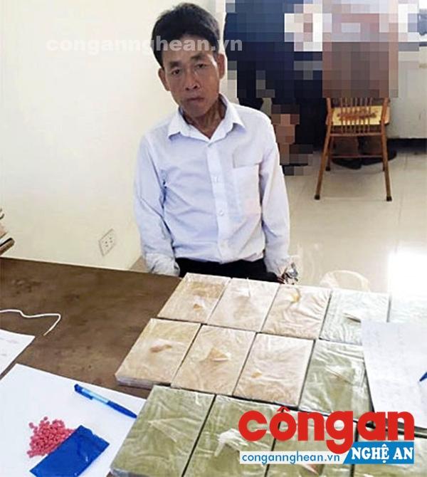 Lầu Bá Mùa cùng tang vật 16 bánh hêrôin và 200 viên ma túy tổng hợp