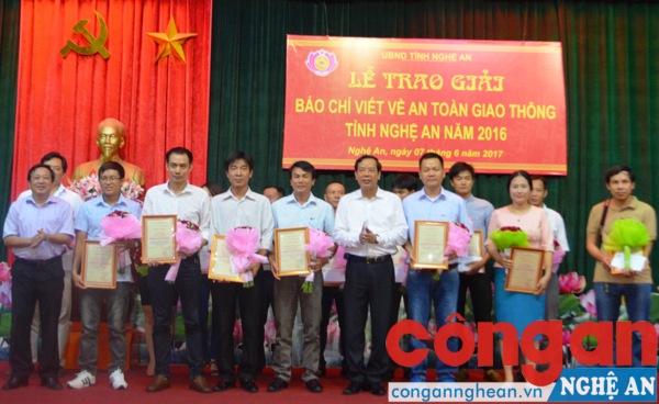 Trao giải cho các tác phẩm