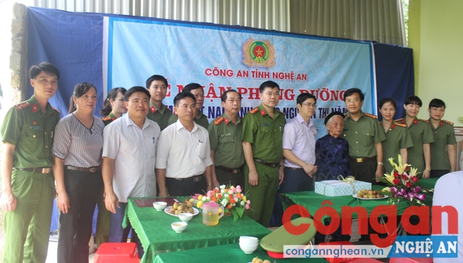 Các đơn vị chụp ảnh lưu niệm với mẹ Nguyễn Thị Năm
