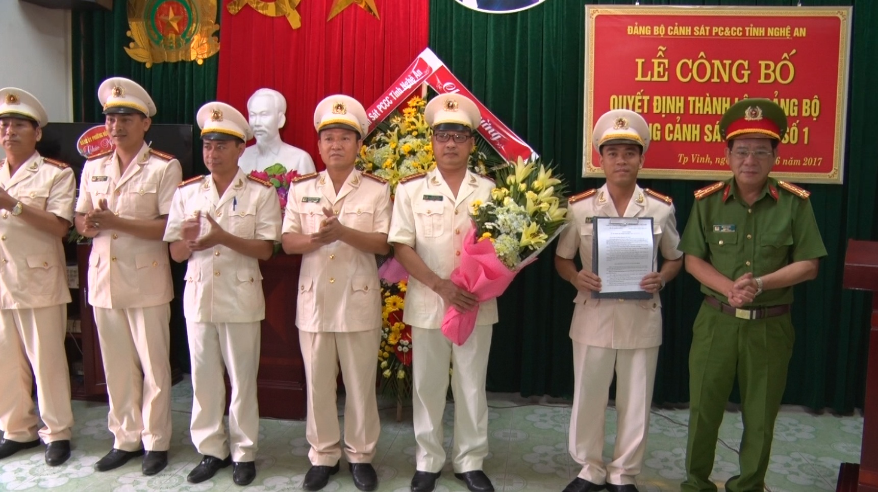 Đồng chí Hồ Sỹ Tuấn trao quyết định công bố thành lập và tặng hoa chúc mừng Đảng bộ phòng Cảnh sát PC&CC số 1