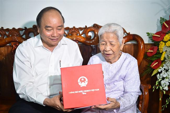 Thủ tướng Nguyễn Xuân Phúc đã tới thăm hỏi, động viên Mẹ Việt Nam Anh hùng Trần Thị Tư, thành phố Phan Thiết, Bình Thuận
