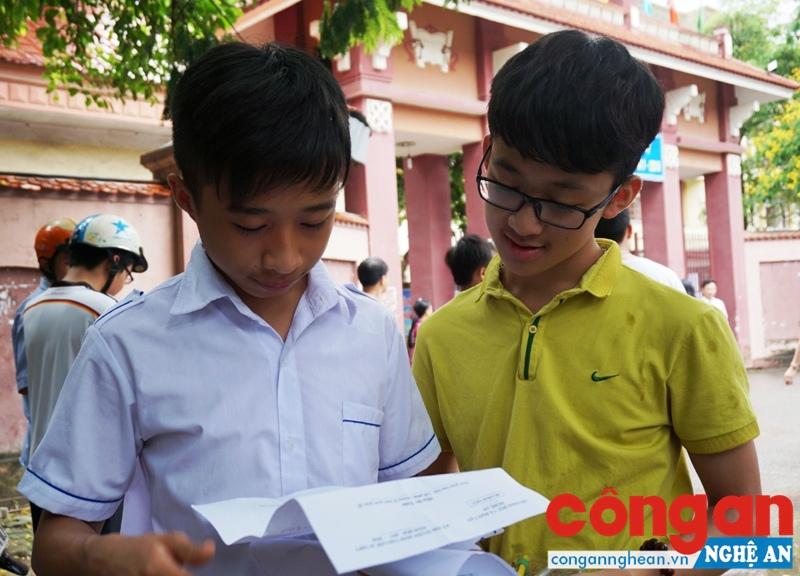 Thí sinh trao đổi bài làm sau khi rời phòng thi 