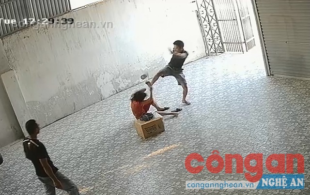 Hai đối tượng của nhà xe Hùng Phát tấn công chị Hường